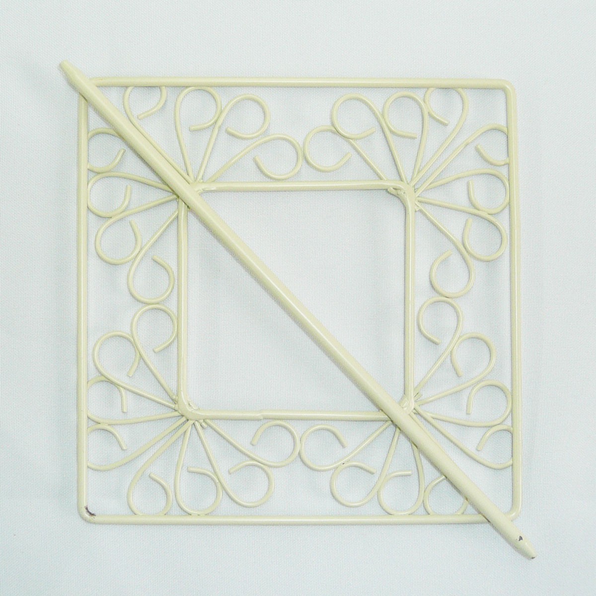 Deko Klammern Metall eckig Ornament creme mit Stab 15x15cm Gardinen